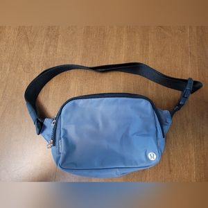 Lululemon 2L Beltbag in Utility Blue/Submarine